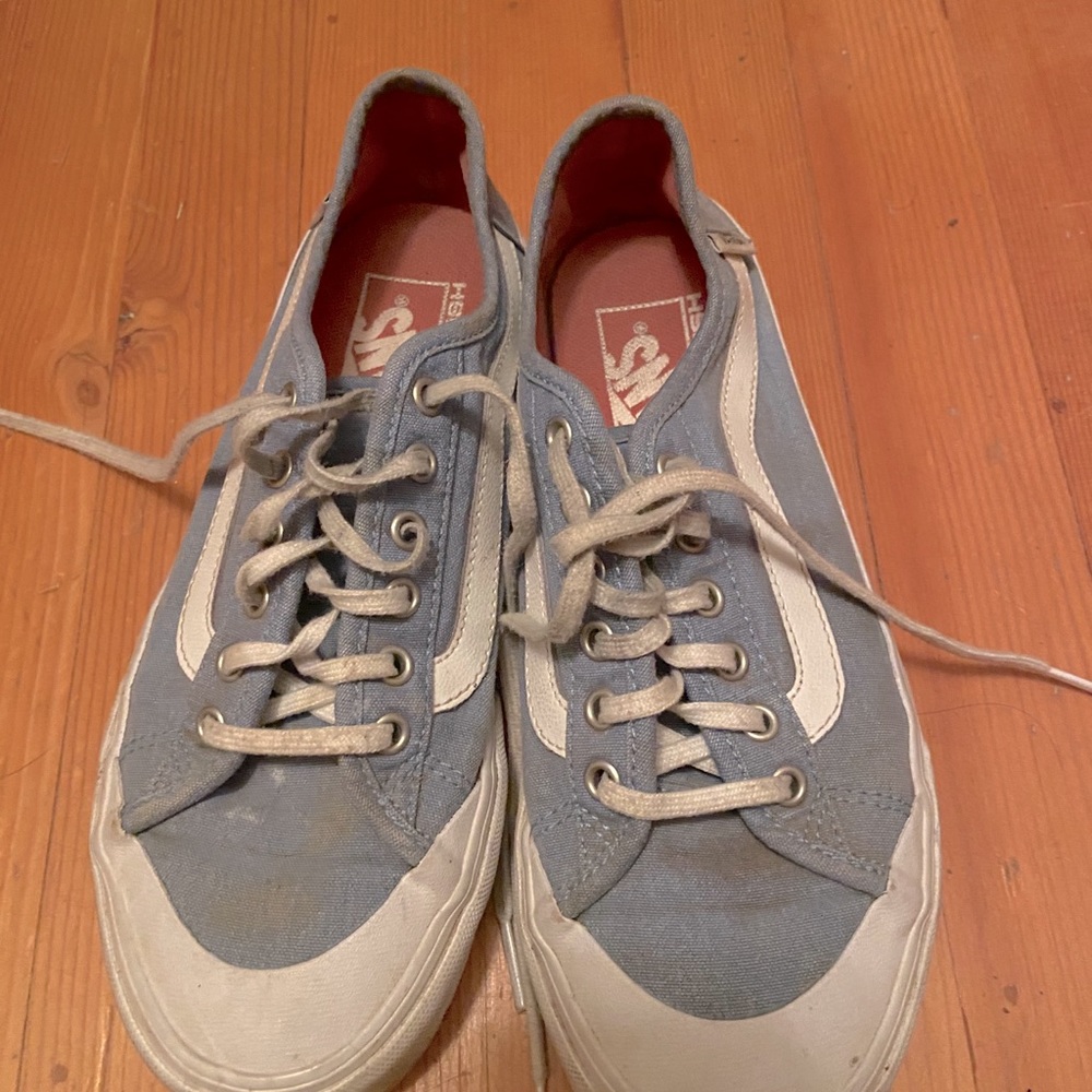 Vans low-cut lace up shoe.